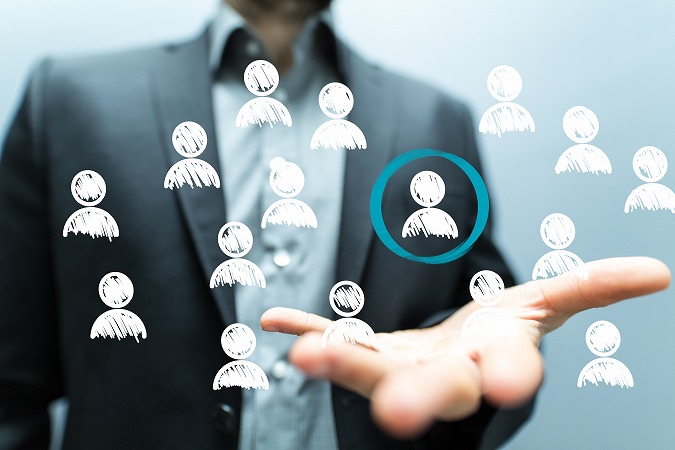 ビジネスマンと人型アイコン